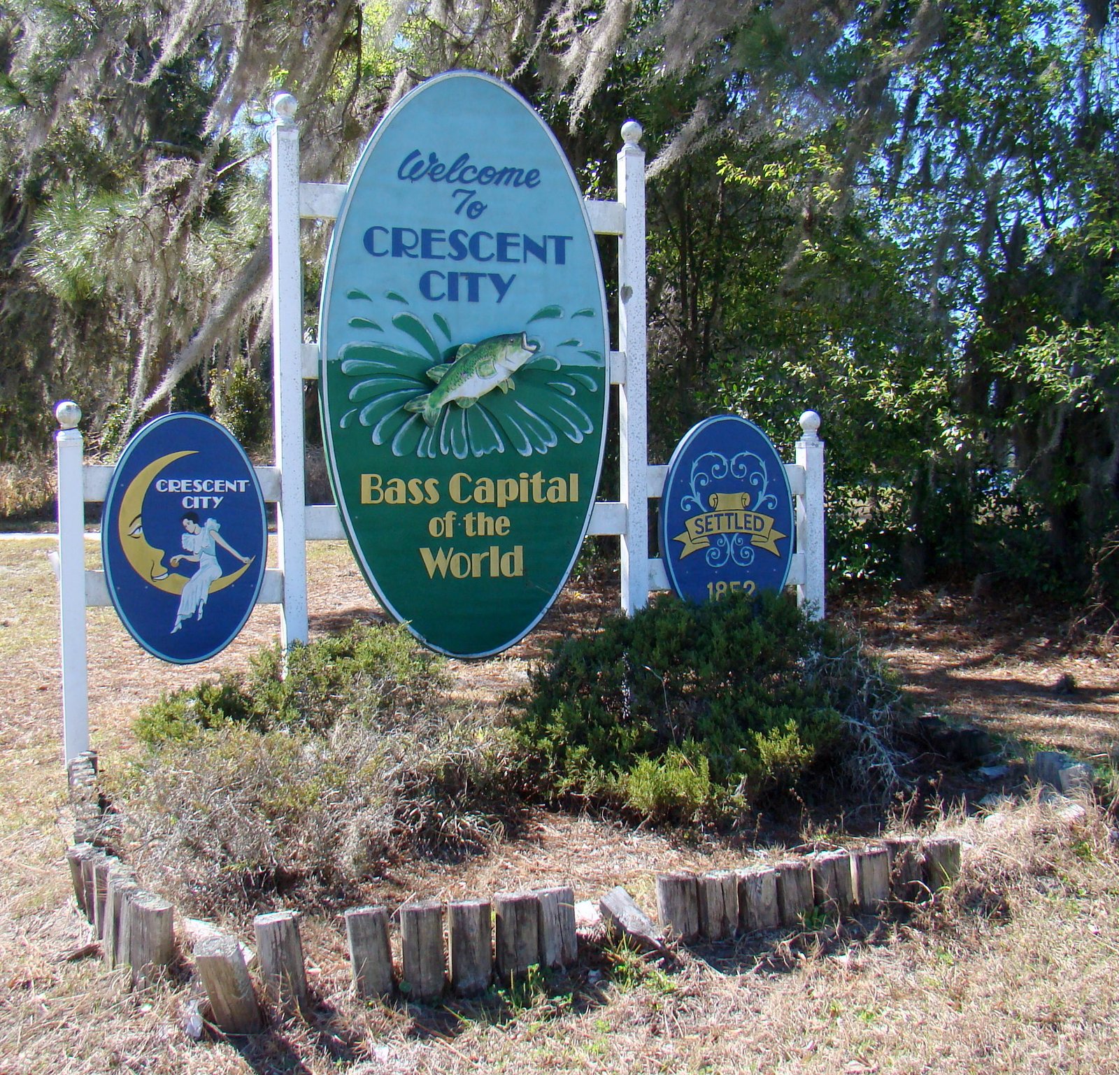 crescent-city-welcome-sign Lot for Gardening — 0.4 mi to Crescent Lake